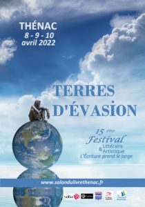 Affiche Festival L'Écriture prend le large 2022 : Terres d'Évasion - Un homme assis sur le globe terrestre regardant à l'horizon